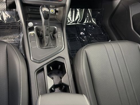 Used 2023 Volkswagen Tiguan SE w/ Panoramic Sunroof Package FWD image 27