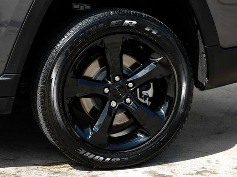 Used 2023 Jeep Grand Cherokee L Laredo image 54