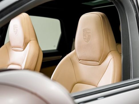 Certified 2023 Porsche Cayenne Platinum Edition image 10