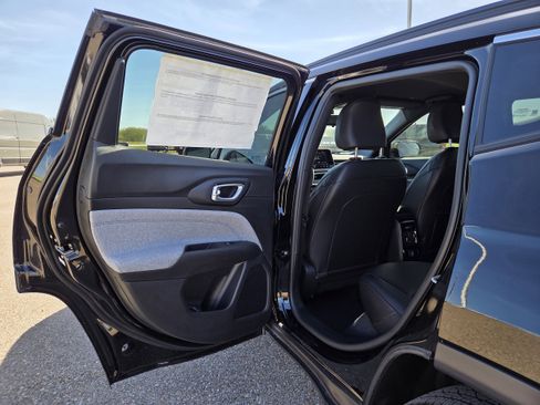 New 2026 Jeep Compass Latitude image 13