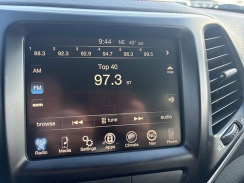 Used 2016 Jeep Cherokee Trailhawk image 11