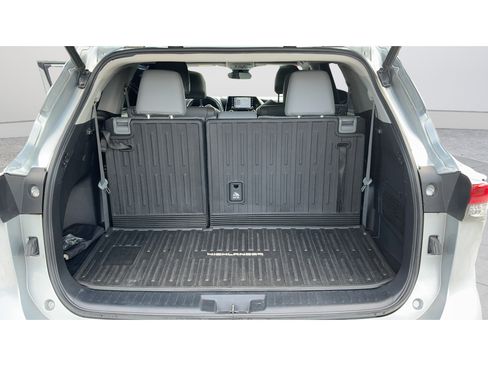 Used 2021 Toyota Highlander XLE AWD/4WD image 45