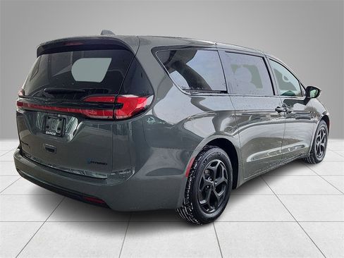 Used 2022 Chrysler Pacifica Touring-L w/ S Appearance Package image 7