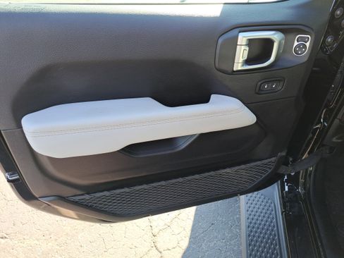 Used 2022 Jeep Gladiator Overland image 13