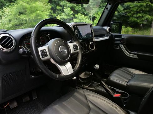 Used 2017 Jeep Wrangler Unlimited Sahara w/ Quick Order Package 23E Chief AWD/4WD image 2