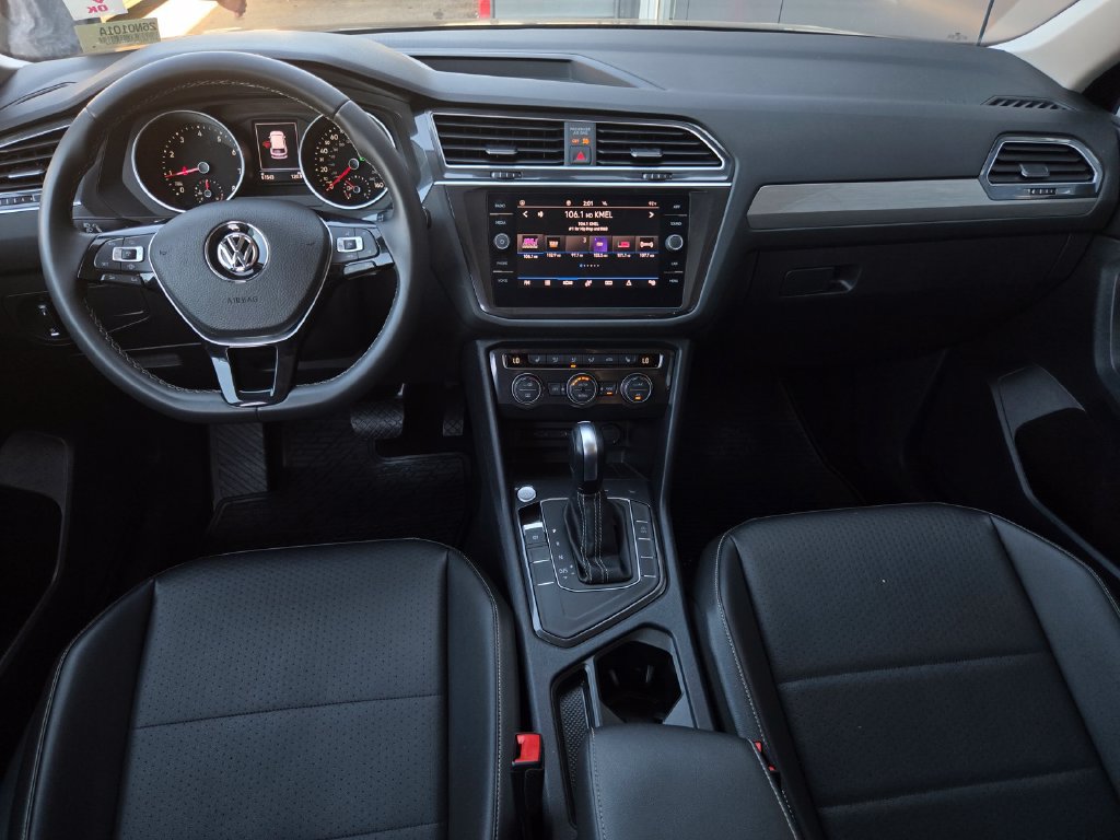 Used 2021 Volkswagen Tiguan SE w/ Panoramic Sunroof Package FWD image 16