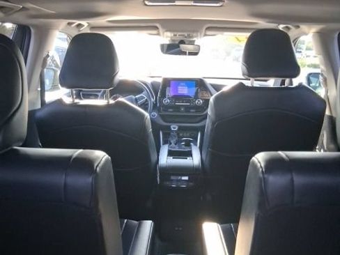 Used 2024 Toyota Highlander XLE AWD/4WD image 16