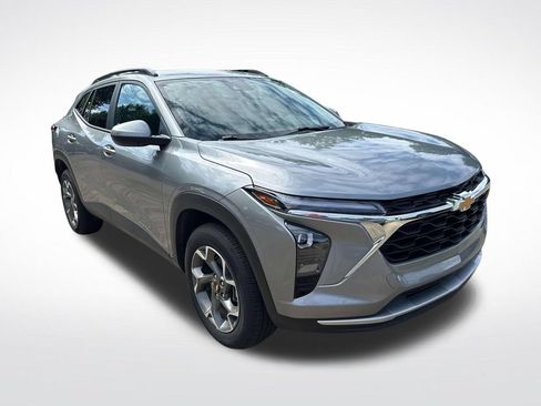 Used 2025 Chevrolet Trax LT w/ LT Convenience Package FWD image 4