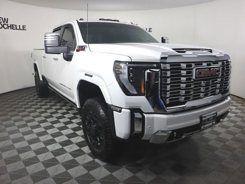 Used 2025 GMC Sierra 3500 Denali image 3