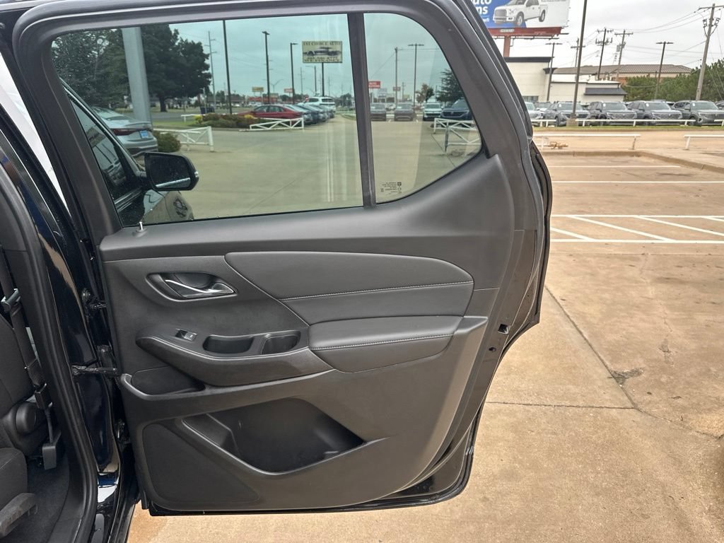 Used 2023 Chevrolet Traverse LT FWD image 17