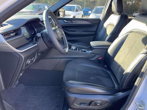 Used 2024 Jeep Grand Cherokee Altitude image 8