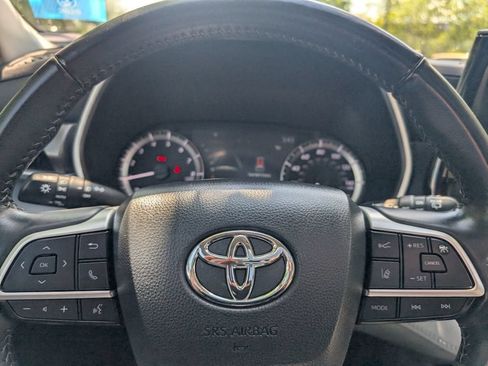 Used 2023 Toyota Highlander XLE AWD/4WD image 28