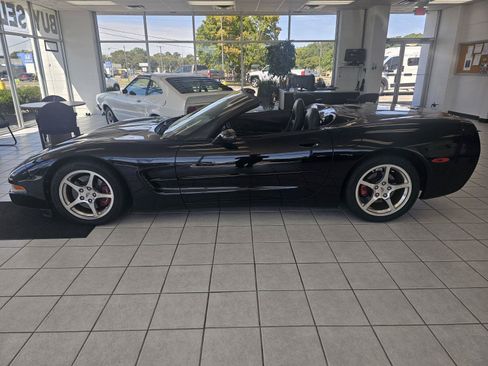 Used 2001 Chevrolet Corvette Convertible w/ Preferred Equipment Group2 RWD image 2