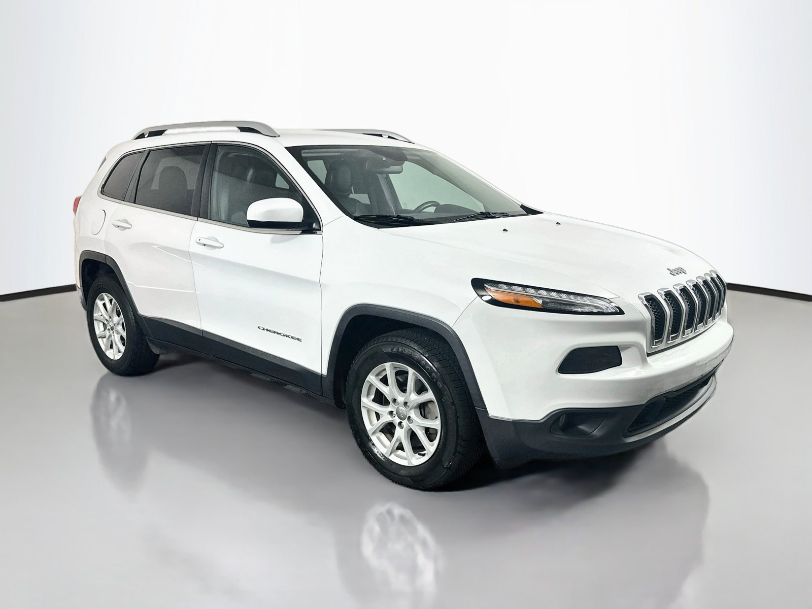 Used 2018 Jeep Cherokee Latitude Plus w/ Cold Weather Group AWD/4WD image 1