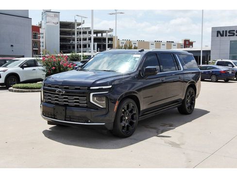 Used 2025 Chevrolet Suburban High Country AWD/4WD image 3