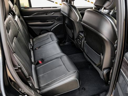 Used 2023 Jeep Grand Cherokee Overland w/ Luxury Tech Group IV image 46