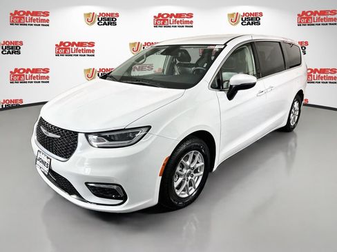 Used 2023 Chrysler Pacifica Touring-L FWD image 12