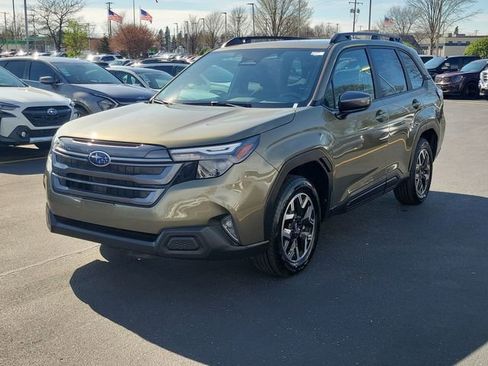 Used 2025 Subaru Forester Premium image 2