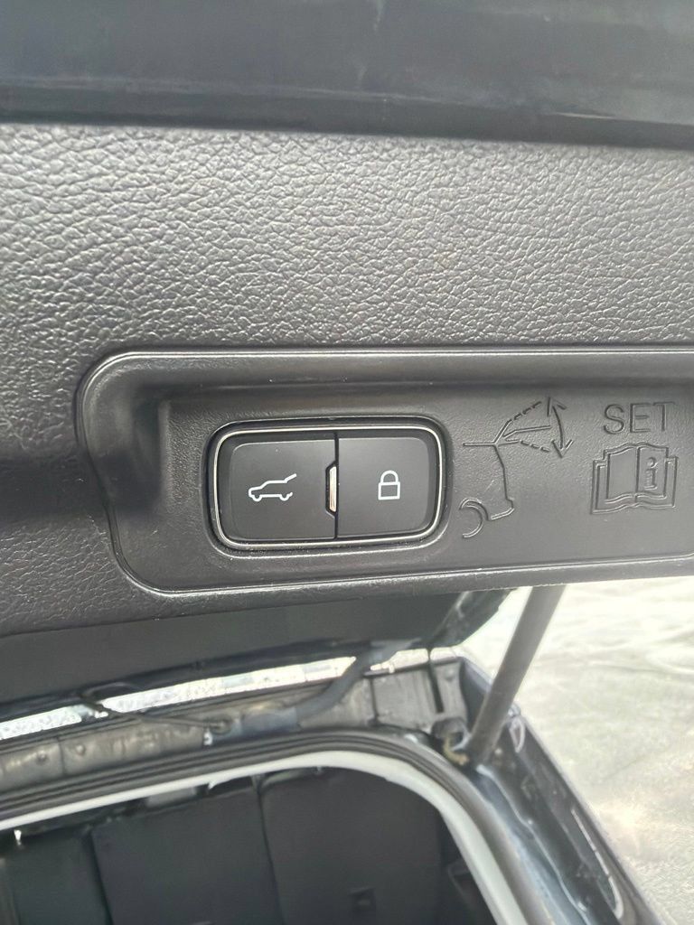 Used 2022 Ford Explorer XLT w/ Equipment Group 202A AWD/4WD image 8