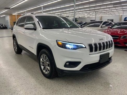 Used 2019 Jeep Cherokee Latitude Plus AWD/4WD image 3