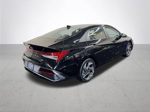 Used 2025 Hyundai Elantra SEL FWD image 7