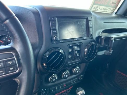Used 2017 Jeep Wrangler Unlimited Rubicon AWD/4WD image 3