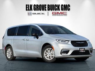 Used 2024 Chrysler Pacifica Touring-L video 2