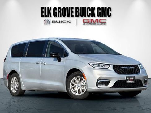 Used 2024 Chrysler Pacifica Touring-L image 2