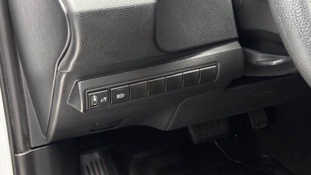 Used 2024 Toyota Corolla LE FWD image 17