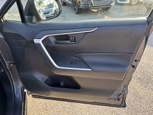 Used 2019 Toyota RAV4 LE image 15