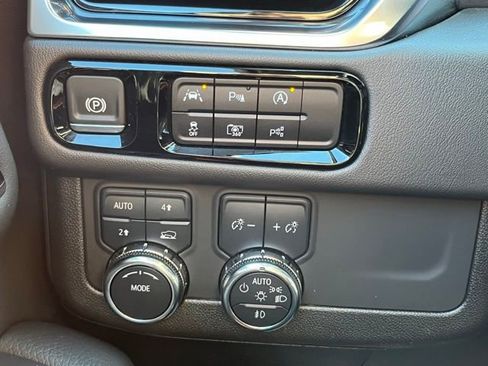 Used 2025 GMC Yukon Denali image 32