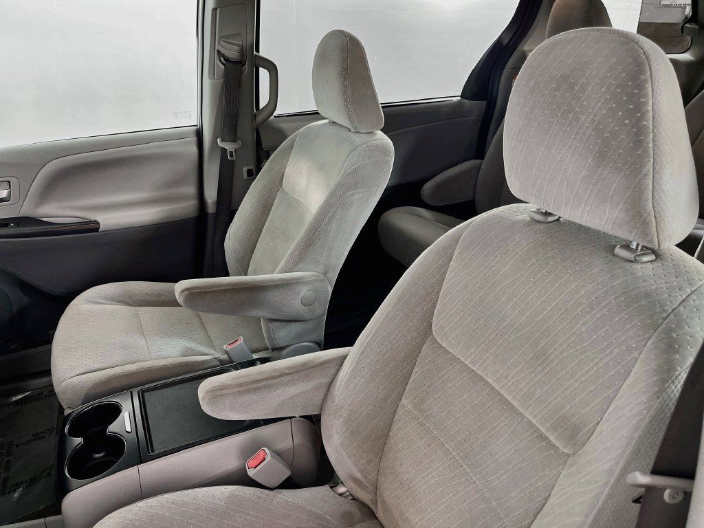 Used 2020 Toyota Sienna LE FWD image 24