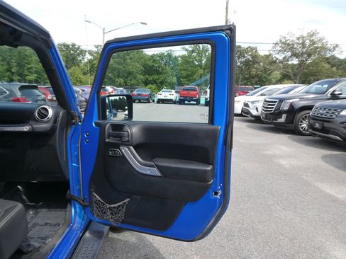 Used 2016 Jeep Wrangler Unlimited Sahara w/ Dual Top Group AWD/4WD image 22