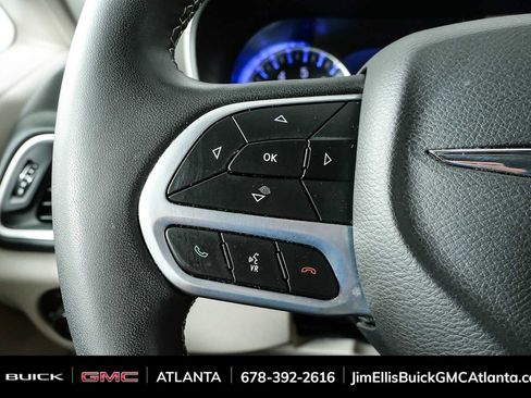 Used 2024 Chrysler Pacifica Touring-L FWD image 10