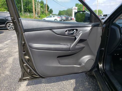 Used 2017 Nissan Rogue S AWD/4WD image 12