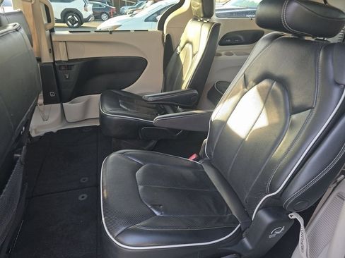 Used 2022 Chrysler Pacifica Limited image 5