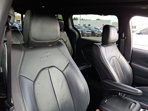 Used 2025 Chrysler Pacifica Limited image 13