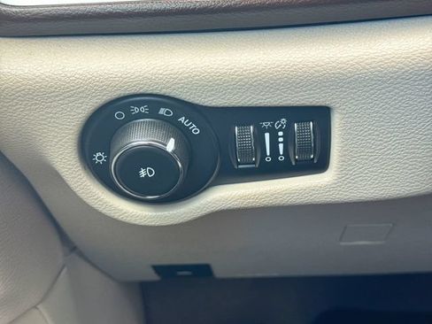 Used 2017 Chrysler Pacifica Touring-L FWD image 17
