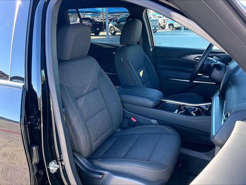 Used 2025 Chevrolet Traverse LT image 7