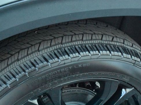 Used 2026 Chevrolet Traverse LT image 32