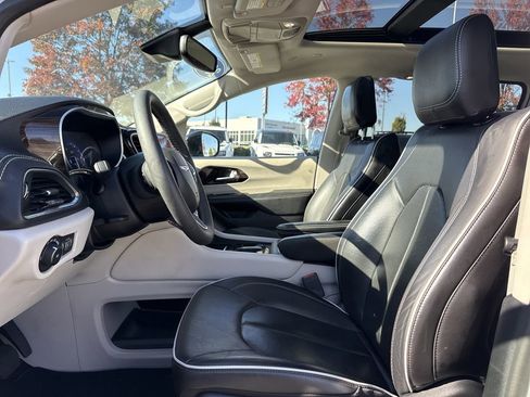 Used 2024 Chrysler Pacifica Limited image 11