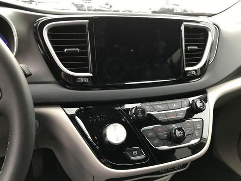 Used 2024 Chrysler Pacifica Touring-L image 5