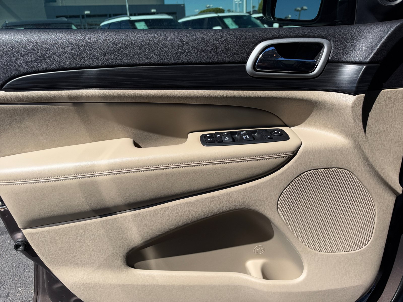 Used 2020 Jeep Grand Cherokee Laredo RWD image 13
