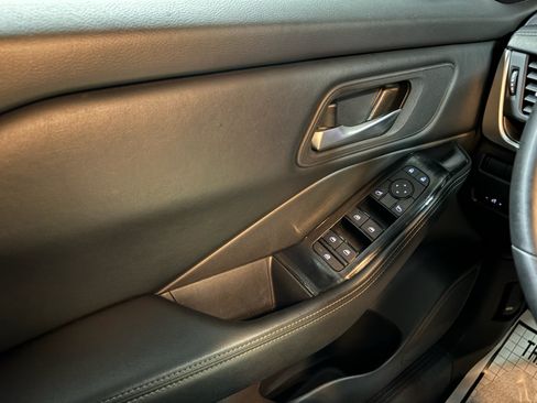 Used 2025 Nissan Rogue SV FWD image 20