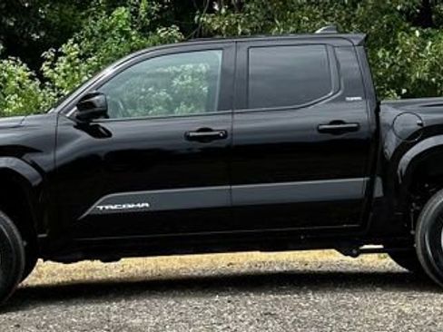 Used 2025 Toyota Tacoma SR5 AWD/4WD image 6