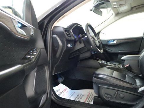 Used 2020 Ford Escape Titanium image 9