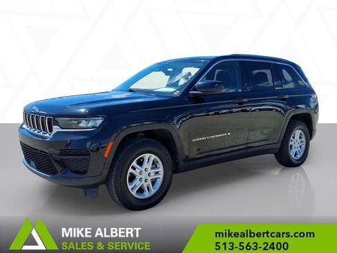 Used 2023 Jeep Grand Cherokee Laredo w/ Luxury Tech Group I AWD/4WD image 3