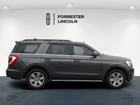 Used 2018 Ford Expedition XLT w/ Equipment Group 202A AWD/4WD image 2