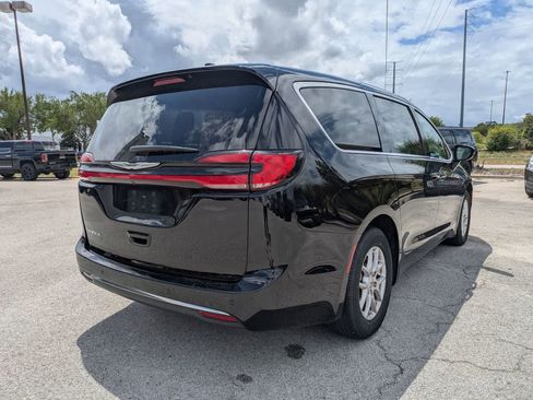 Used 2024 Chrysler Pacifica Touring-L FWD image 4