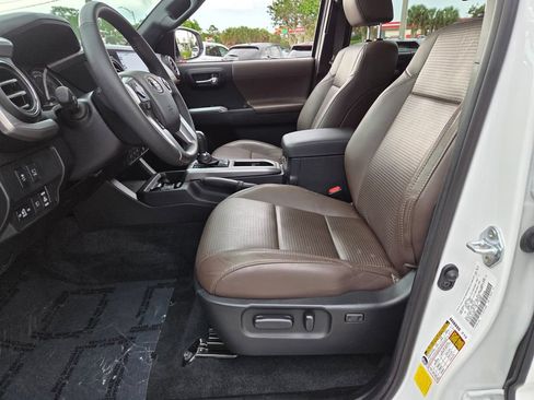 Used 2021 Toyota Tacoma Limited RWD image 9